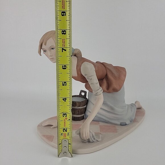 Laszlo Ispanky Cinderella Girl Washing Floor Limited Edition Porcelain Figure - Picture 6 of 6